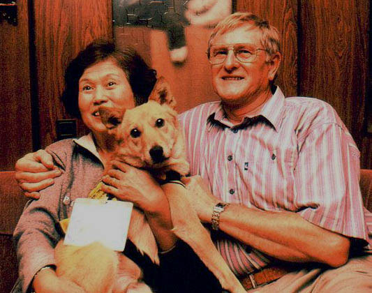 聴導犬みかんとユーザーとアンソニーブラント氏（当時の英国聴導犬協会CEO　2001年11月)