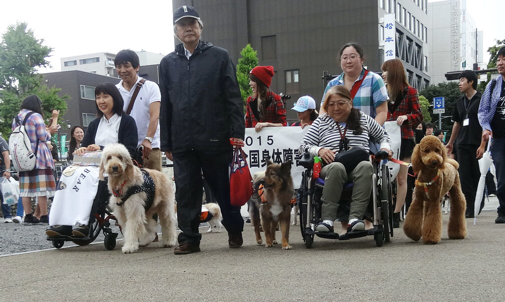 第１回補助犬サミットにてパレードの先頭